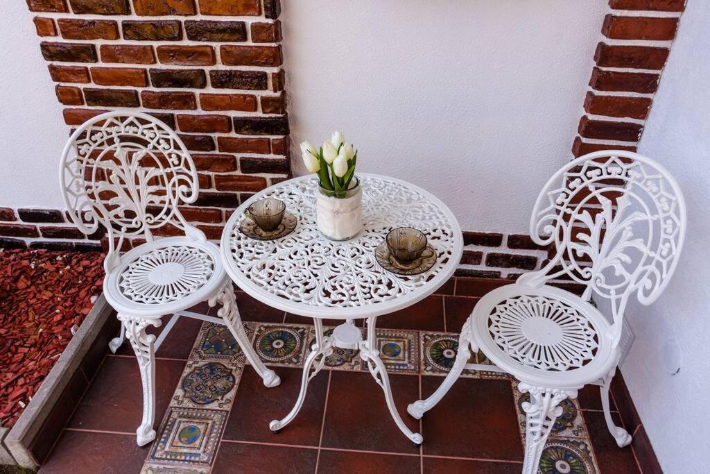 Cozy House With Nice Garden In Heart Of City Center Villa Cluj-Napoca Exterior photo